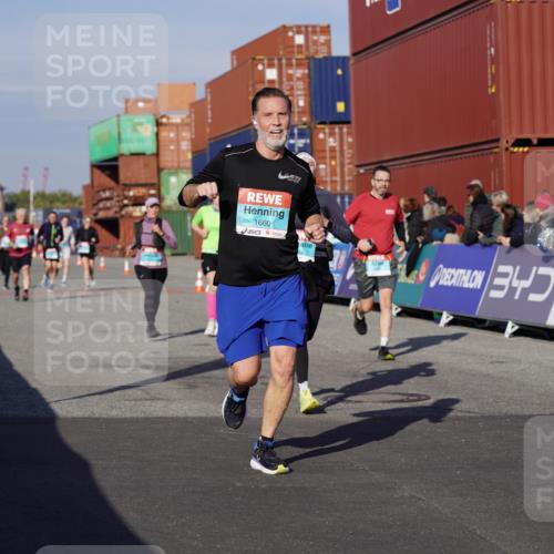 03.10.2025 - Köhlbrandbrückenlauf Michael Burmester http://msf.ph/oto/9009010 03.10.2025 10:10:14 Ziel 1192, 1375, 1536, 1583, 1660, 1919, 2074, 2134, 2679, 2821, 3124 meine-sportfotos.de