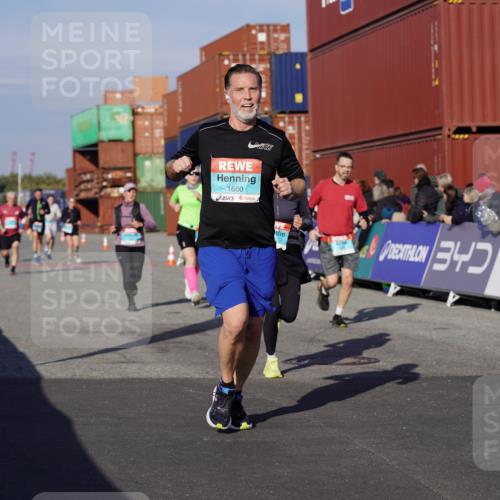 03.10.2025 - Köhlbrandbrückenlauf Michael Burmester http://msf.ph/oto/9009018 03.10.2025 10:10:14 Ziel 1192, 1375, 1536, 1583, 1660, 1919, 2074, 2134, 2679, 2821, 3124 meine-sportfotos.de