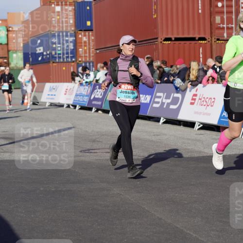 03.10.2025 - Köhlbrandbrückenlauf Michael Burmester http://msf.ph/oto/9009101 03.10.2025 10:10:17 Ziel 1192, 1307, 1375, 1536, 1583, 1631, 1636, 1660, 2134, 2679, 2821, 2858, 3124 meine-sportfotos.de