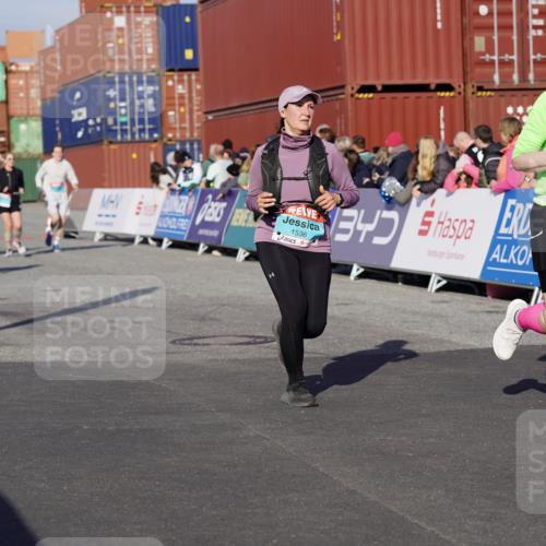 03.10.2025 - Köhlbrandbrückenlauf Michael Burmester http://msf.ph/oto/9009115 03.10.2025 10:10:17 Ziel 1192, 1307, 1375, 1536, 1583, 1631, 1636, 1660, 2134, 2679, 2821, 2858, 3124 meine-sportfotos.de