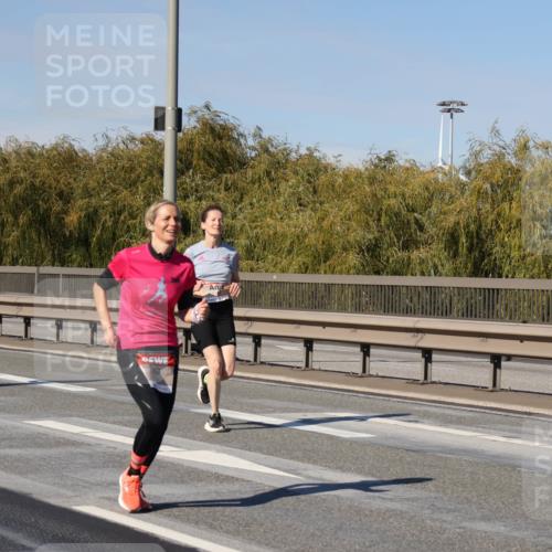 03.10.2025 - Köhlbrandbrückenlauf Julia Fischer http://msf.ph/oto/9009123 03.10.2025 12:52:12 Position 3  meine-sportfotos.de