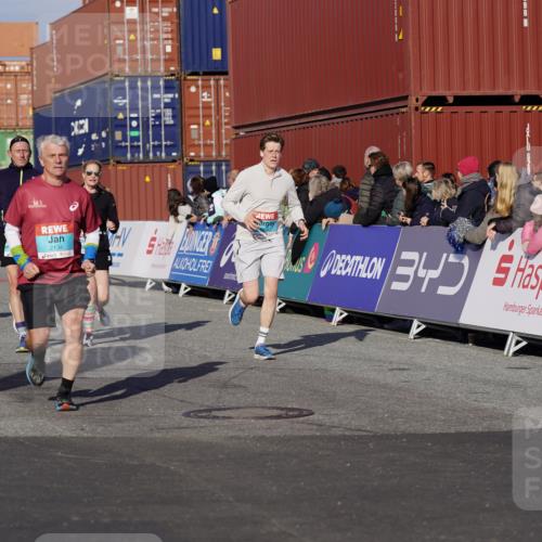 03.10.2025 - Köhlbrandbrückenlauf Michael Burmester http://msf.ph/oto/9009126 03.10.2025 10:10:20 Ziel 1307, 1375, 1536, 1583, 1631, 1636, 2134, 2821, 2858 meine-sportfotos.de