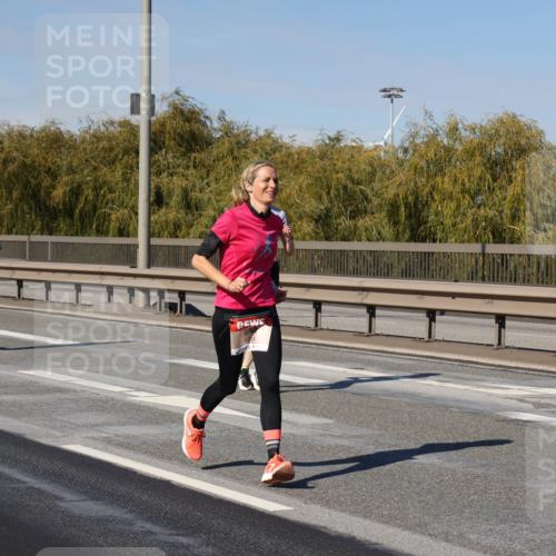 03.10.2025 - Köhlbrandbrückenlauf Julia Fischer http://msf.ph/oto/9009130 03.10.2025 12:52:12 Position 3  meine-sportfotos.de