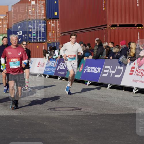 03.10.2025 - Köhlbrandbrückenlauf Michael Burmester http://msf.ph/oto/9009136 03.10.2025 10:10:20 Ziel 1307, 1375, 1536, 1583, 1631, 1636, 2134, 2821, 2858 meine-sportfotos.de