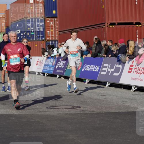 03.10.2025 - Köhlbrandbrückenlauf Michael Burmester http://msf.ph/oto/9009145 03.10.2025 10:10:20 Ziel 1307, 1375, 1536, 1583, 1631, 1636, 2134, 2821, 2858 meine-sportfotos.de