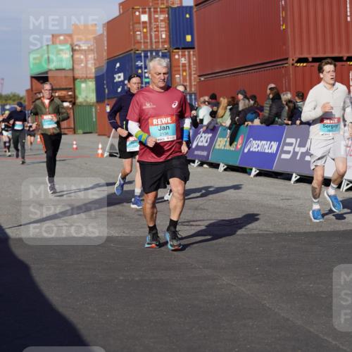 03.10.2025 - Köhlbrandbrückenlauf Michael Burmester http://msf.ph/oto/9009152 03.10.2025 10:10:21 Ziel 1307, 1375, 1536, 1605, 1631, 1636, 2134, 2821, 2858 meine-sportfotos.de