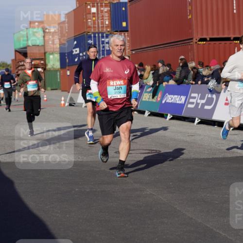 03.10.2025 - Köhlbrandbrückenlauf Michael Burmester http://msf.ph/oto/9009170 03.10.2025 10:10:21 Ziel 1307, 1375, 1536, 1605, 1631, 1636, 2134, 2821, 2858 meine-sportfotos.de