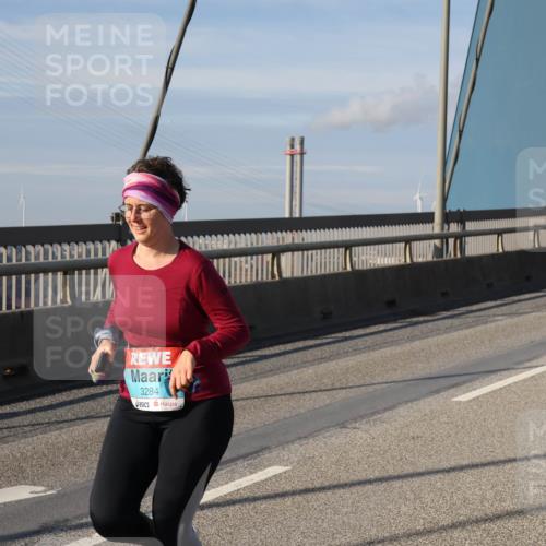 03.10.2025 - Köhlbrandbrückenlauf Julia Fischer http://msf.ph/oto/9009174 03.10.2025 10:09:29 Position 2 3284 meine-sportfotos.de