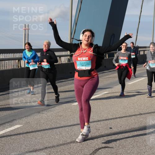 03.10.2025 - Köhlbrandbrückenlauf Julia Fischer http://msf.ph/oto/9009240 03.10.2025 10:09:59 Position 2 3195, 3822, 2665 meine-sportfotos.de