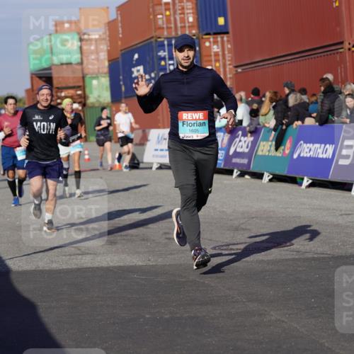 03.10.2025 - Köhlbrandbrückenlauf Michael Burmester http://msf.ph/oto/9009268 03.10.2025 10:10:26 Ziel 1093, 1307, 1499, 1605, 1631, 1636, 2134, 2728, 2858, 2890, 2891, 2964 meine-sportfotos.de