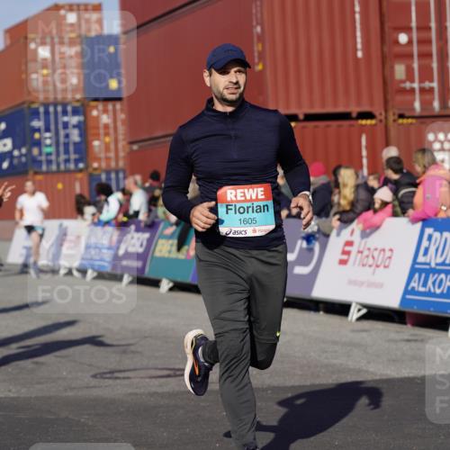 03.10.2025 - Köhlbrandbrückenlauf Michael Burmester http://msf.ph/oto/9009277 03.10.2025 10:10:27 Ziel 1093, 1217, 1307, 1413, 1499, 1605, 1631, 1636, 2728, 2858, 2890, 2891, 2964, 3345 meine-sportfotos.de