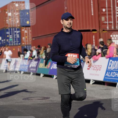 03.10.2025 - Köhlbrandbrückenlauf Michael Burmester http://msf.ph/oto/9009286 03.10.2025 10:10:27 Ziel 1093, 1217, 1307, 1413, 1499, 1605, 1631, 1636, 2728, 2858, 2890, 2891, 2964, 3345 meine-sportfotos.de