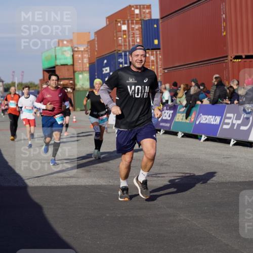 03.10.2025 - Köhlbrandbrückenlauf Michael Burmester http://msf.ph/oto/9009302 03.10.2025 10:10:28 Ziel 1093, 1217, 1413, 1499, 1605, 1631, 1636, 2728, 2858, 2890, 2891, 2964, 3345 meine-sportfotos.de