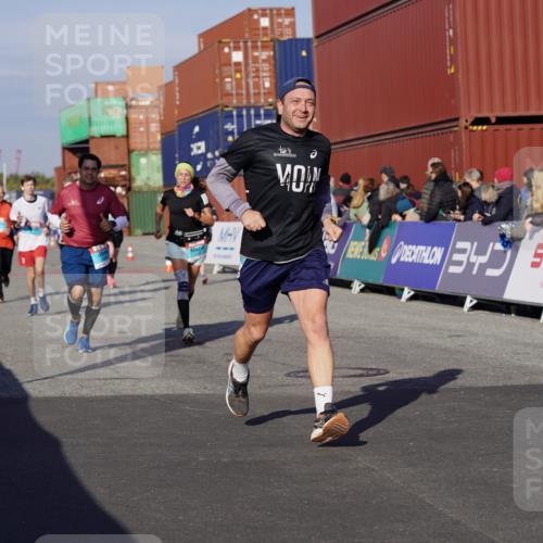03.10.2025 - Köhlbrandbrückenlauf Michael Burmester http://msf.ph/oto/9009313 03.10.2025 10:10:28 Ziel 1093, 1217, 1413, 1499, 1605, 1631, 1636, 2728, 2858, 2890, 2891, 2964, 3345 meine-sportfotos.de