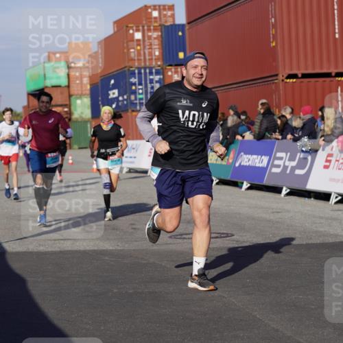 03.10.2025 - Köhlbrandbrückenlauf Michael Burmester http://msf.ph/oto/9009320 03.10.2025 10:10:28 Ziel 1093, 1217, 1413, 1499, 1605, 1631, 1636, 2728, 2858, 2890, 2891, 2964, 3345 meine-sportfotos.de