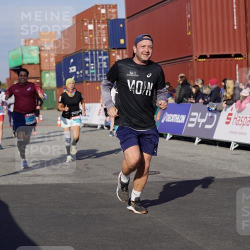 03.10.2025 - Köhlbrandbrückenlauf Michael Burmester http://msf.ph/oto/9009330 03.10.2025 10:10:28 Ziel 1093, 1217, 1413, 1499, 1605, 1631, 1636, 2728, 2858, 2890, 2891, 2964, 3345 meine-sportfotos.de
