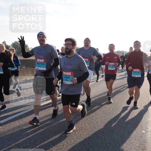 03.10.2025 - Köhlbrandbrückenlauf Fabian Wolf http://msf.ph/oto/9009340 03.10.2025 09:21:03 Position 3 3027, 3026, 1945, 2150, 2471 meine-sportfotos.de