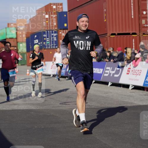 03.10.2025 - Köhlbrandbrückenlauf Michael Burmester http://msf.ph/oto/9009341 03.10.2025 10:10:28 Ziel 1093, 1217, 1413, 1499, 1605, 1631, 1636, 2728, 2858, 2890, 2891, 2964, 3345 meine-sportfotos.de