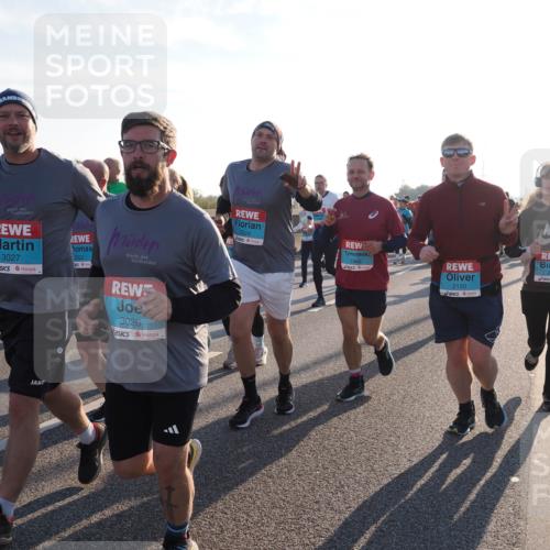 03.10.2025 - Köhlbrandbrückenlauf Fabian Wolf http://msf.ph/oto/9009361 03.10.2025 09:21:03 Position 3 3027, 3022, 03, 3026, 3024, 1945, 2150, 2471 meine-sportfotos.de