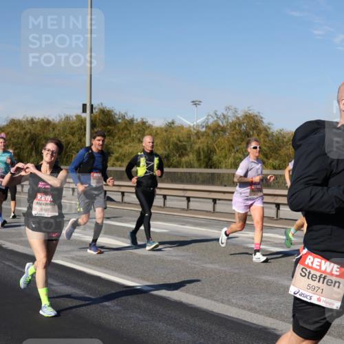 03.10.2025 - Köhlbrandbrückenlauf Julia Fischer http://msf.ph/oto/9009395 03.10.2025 12:52:49 Position 3 0, 6427, 5971 meine-sportfotos.de