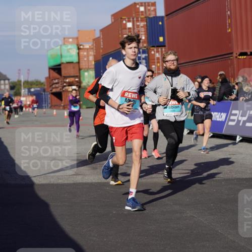 03.10.2025 - Köhlbrandbrückenlauf Michael Burmester http://msf.ph/oto/9009432 03.10.2025 10:10:32 Ziel 1093, 1217, 1413, 1499, 1605, 2015, 2728, 2890, 2891, 2964, 3345 meine-sportfotos.de