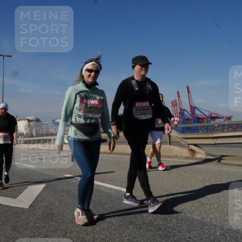03.10.2025 - Köhlbrandbrückenlauf Matties Gatica Varas http://msf.ph/oto/9009438 03.10.2025 13:06:29 Position 2 5635, 5636 meine-sportfotos.de
