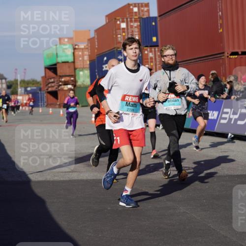 03.10.2025 - Köhlbrandbrückenlauf Michael Burmester http://msf.ph/oto/9009444 03.10.2025 10:10:32 Ziel 1093, 1217, 1413, 1499, 1605, 2015, 2728, 2890, 2891, 2964, 3345 meine-sportfotos.de