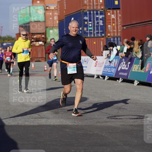 03.10.2025 - Köhlbrandbrückenlauf Michael Burmester http://msf.ph/oto/9009589 03.10.2025 10:10:41 Ziel 1701, 2015, 2150, 3032 meine-sportfotos.de