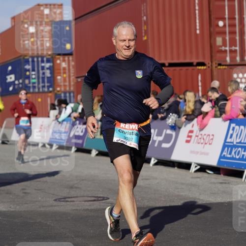 03.10.2025 - Köhlbrandbrückenlauf Michael Burmester http://msf.ph/oto/9009605 03.10.2025 10:10:42 Ziel 1450, 1701, 1705, 2015, 2150, 3032, 3818 meine-sportfotos.de