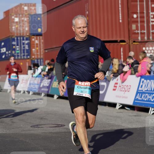 03.10.2025 - Köhlbrandbrückenlauf Michael Burmester http://msf.ph/oto/9009614 03.10.2025 10:10:42 Ziel 1450, 1701, 1705, 2015, 2150, 3032, 3818 meine-sportfotos.de