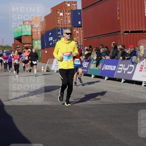 03.10.2025 - Köhlbrandbrückenlauf Michael Burmester http://msf.ph/oto/9009629 03.10.2025 10:10:43 Ziel 1450, 1701, 1705, 2150, 3032, 3818 meine-sportfotos.de