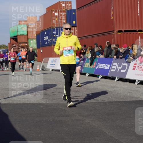 03.10.2025 - Köhlbrandbrückenlauf Michael Burmester http://msf.ph/oto/9009648 03.10.2025 10:10:44 Ziel 1450, 1701, 1705, 2150, 3032, 3818 meine-sportfotos.de