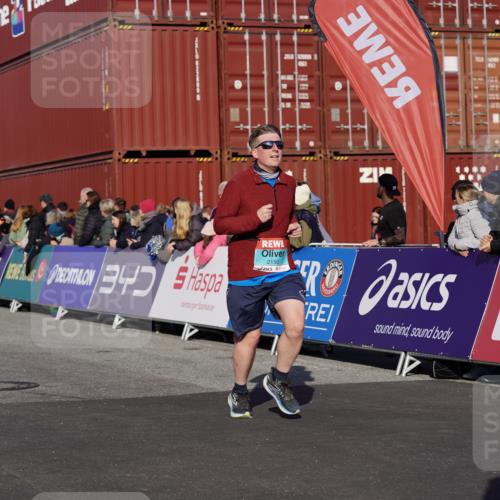 03.10.2025 - Köhlbrandbrückenlauf Michael Burmester http://msf.ph/oto/9009657 03.10.2025 10:10:46 Ziel 1183, 1450, 1568, 1701, 1705, 1802, 1973, 2150, 2729, 3032, 3717, 3818 meine-sportfotos.de
