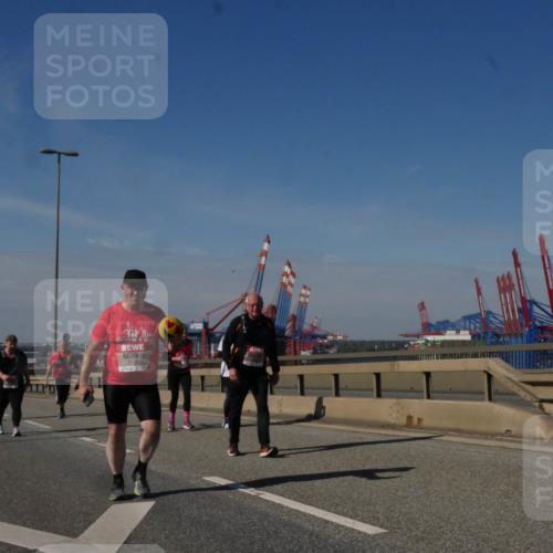 03.10.2025 - Köhlbrandbrückenlauf Matties Gatica Varas http://msf.ph/oto/9009692 03.10.2025 13:07:18 Position 2 200 meine-sportfotos.de