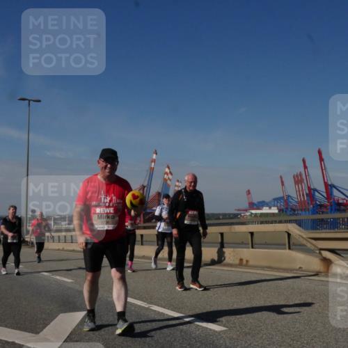 03.10.2025 - Köhlbrandbrückenlauf Matties Gatica Varas http://msf.ph/oto/9009706 03.10.2025 13:07:19 Position 2 202, 5736 meine-sportfotos.de