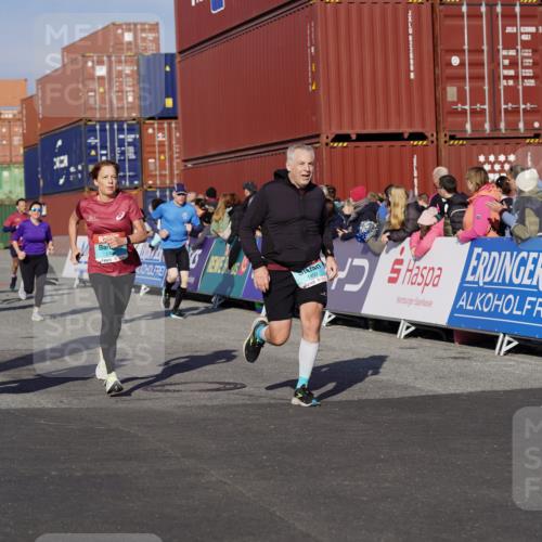 03.10.2025 - Köhlbrandbrückenlauf Michael Burmester http://msf.ph/oto/9009707 03.10.2025 10:10:48 Ziel 1151, 1183, 1229, 1450, 1568, 1701, 1705, 1802, 1945, 1973, 2150, 2381, 2729, 3410, 3717, 3808, 3818 meine-sportfotos.de