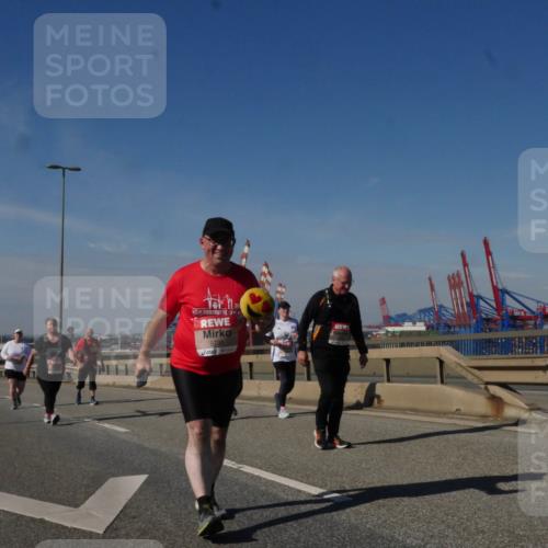 03.10.2025 - Köhlbrandbrückenlauf Matties Gatica Varas http://msf.ph/oto/9009715 03.10.2025 13:07:20 Position 2 5736, 20 meine-sportfotos.de