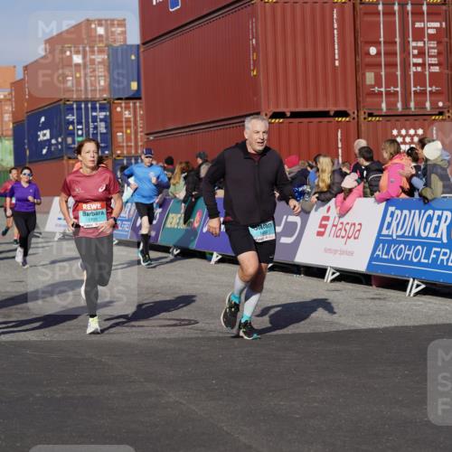 03.10.2025 - Köhlbrandbrückenlauf Michael Burmester http://msf.ph/oto/9009716 03.10.2025 10:10:48 Ziel 1151, 1183, 1229, 1450, 1568, 1701, 1705, 1802, 1945, 1973, 2150, 2381, 2729, 3410, 3717, 3808, 3818 meine-sportfotos.de