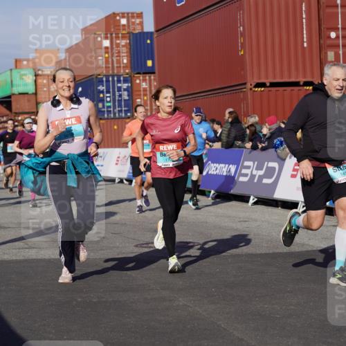 03.10.2025 - Köhlbrandbrückenlauf Michael Burmester http://msf.ph/oto/9009727 03.10.2025 10:10:49 Ziel 1151, 1183, 1229, 1450, 1568, 1701, 1705, 1802, 1945, 1973, 2150, 2381, 2711, 2729, 3410, 3717, 3808, 3818 meine-sportfotos.de
