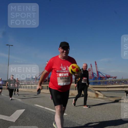 03.10.2025 - Köhlbrandbrückenlauf Matties Gatica Varas http://msf.ph/oto/9009729 03.10.2025 13:07:21 Position 2 5736, 18 meine-sportfotos.de