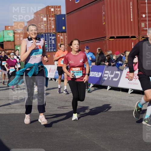 03.10.2025 - Köhlbrandbrückenlauf Michael Burmester http://msf.ph/oto/9009739 03.10.2025 10:10:49 Ziel 1151, 1183, 1229, 1450, 1568, 1701, 1705, 1802, 1945, 1973, 2150, 2381, 2711, 2729, 3410, 3717, 3808, 3818 meine-sportfotos.de