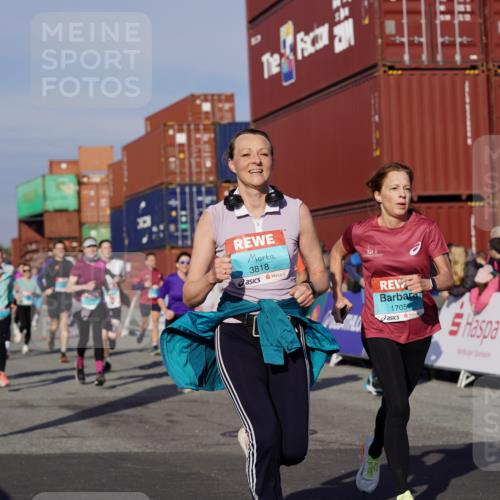 03.10.2025 - Köhlbrandbrückenlauf Michael Burmester http://msf.ph/oto/9009750 03.10.2025 10:10:49 Ziel 1151, 1183, 1229, 1450, 1568, 1701, 1705, 1802, 1945, 1973, 2150, 2381, 2711, 2729, 3410, 3717, 3808, 3818 meine-sportfotos.de