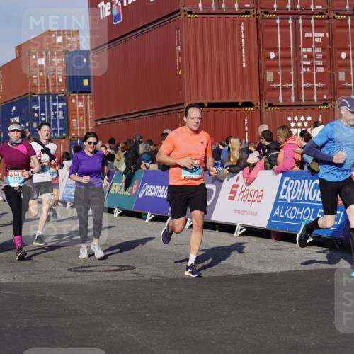 03.10.2025 - Köhlbrandbrückenlauf Michael Burmester http://msf.ph/oto/9009777 03.10.2025 10:10:50 Ziel 1151, 1183, 1229, 1450, 1568, 1705, 1802, 1945, 1973, 2150, 2381, 2711, 2729, 3352, 3410, 3717, 3808, 3818 meine-sportfotos.de