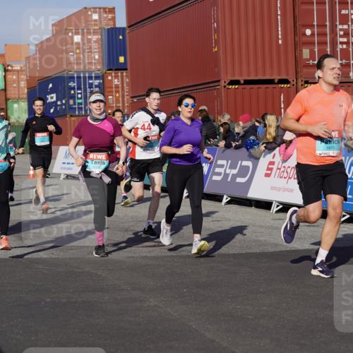 03.10.2025 - Köhlbrandbrückenlauf Michael Burmester http://msf.ph/oto/9009813 03.10.2025 10:10:51 Ziel 1151, 1183, 1229, 1450, 1568, 1705, 1802, 1945, 1973, 2150, 2381, 2711, 2729, 3352, 3410, 3717, 3808, 3818 meine-sportfotos.de