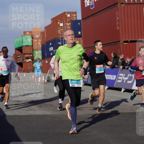03.10.2025 - Köhlbrandbrückenlauf Michael Burmester http://msf.ph/oto/9009876 03.10.2025 10:10:53 Ziel 1149, 1151, 1183, 1229, 1286, 1450, 1568, 1705, 1802, 1945, 1973, 2381, 2711, 2729, 3352, 3410, 3717, 3808, 3818 meine-sportfotos.de