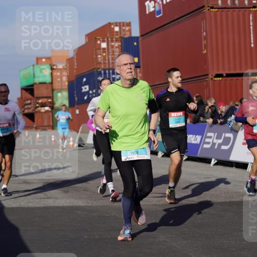 03.10.2025 - Köhlbrandbrückenlauf Michael Burmester http://msf.ph/oto/9009884 03.10.2025 10:10:53 Ziel 1149, 1151, 1183, 1229, 1286, 1450, 1568, 1705, 1802, 1945, 1973, 2381, 2711, 2729, 3352, 3410, 3717, 3808, 3818 meine-sportfotos.de