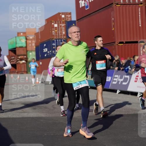03.10.2025 - Köhlbrandbrückenlauf Michael Burmester http://msf.ph/oto/9009893 03.10.2025 10:10:53 Ziel 1149, 1151, 1183, 1229, 1286, 1450, 1568, 1705, 1802, 1945, 1973, 2381, 2711, 2729, 3352, 3410, 3717, 3808, 3818 meine-sportfotos.de