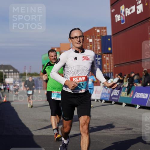 03.10.2025 - Köhlbrandbrückenlauf Michael Burmester http://msf.ph/oto/9009919 03.10.2025 10:10:55 Ziel 1149, 1151, 1183, 1229, 1286, 1568, 1802, 1945, 1973, 2381, 2711, 2729, 3352, 3410, 3717, 3808 meine-sportfotos.de