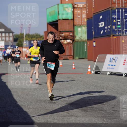 03.10.2025 - Köhlbrandbrückenlauf Michael Burmester http://msf.ph/oto/9009957 03.10.2025 10:10:58 Ziel 1149, 1151, 1229, 1286, 1945, 2381, 2711, 2729, 3334, 3352, 3410, 3808 meine-sportfotos.de