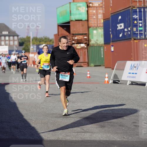 03.10.2025 - Köhlbrandbrückenlauf Michael Burmester http://msf.ph/oto/9009964 03.10.2025 10:10:58 Ziel 1149, 1151, 1229, 1286, 1945, 2381, 2711, 2729, 3334, 3352, 3410, 3808 meine-sportfotos.de